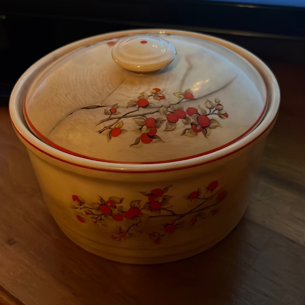 Universal Cambridge pottery, cracked but repaired original lid, flower pattern